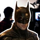 Batman aparece frente a un set de filmación relacionado con la pausa temporal de producción de The Batman Part II.