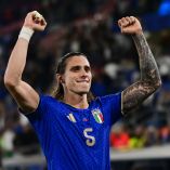 Riccardo Calafiori celebra triunfo de Italia en la UEFA Nations League en busca de su boleto a Cuartos de Final.