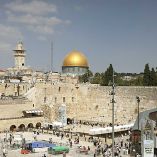 Personas visitan el Muro de los Lamentos con la Cúpula de la Roca de fondo, en Jerusalén.