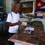 Un hombre trabaja en una tienda de racionamiento