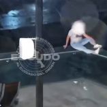 Una mujer de 27 años fue puesta a salvo gracias a la intervención oportuna de una pareja que ser percató estaba en la parte ala del Puente Verde de Monterrey, Nuevo León.