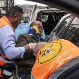 El fotógrafo de Agence France-Presse (AFP) Jaafar Ashtiyeh es trasladado por socorristas palestinos para recibir asistencia médica tras ser golpeado por varios israelíes en Aqraba, en la Cisjordania ocupada por Israel.