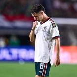 Álvaro Fidalgo fue increpado por un aficionado cuando iba a cobrar un tiro de esquina durante el partido de México y Chile en el Coliseum de Los Ángeles