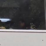 Paramédicos y autoridades atienden a un estudiante de segundo año lesionado durante una riña al interior de la Prepa 1 de la UNAM.