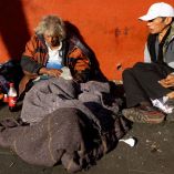 CIUDAD DE MÉXICO, 17ENERO2026.- Las bajas temperaturas agravan las condiciones de personas que viven en situación de calle, en calles de la Ciudad de México. Con los primeros rayos del sol empiezan a calentarse. FOTO: EDGAR NEGRETE LIRA/CUARTOSCURO.COM