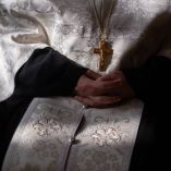 El sacerdote Gallagher reconoció 43 intentos de inducir a niños a distribuir imágenes indecentes y otros 43 por comunicaciones sexuales.