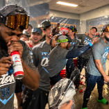Junior Caminero protagonizó los festejos de los Rays tras eliminar a los Yankees y avanzar a la Serie de Campeonato de la Liga Americana.