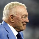 Jerry Jones fue captado en su palco molesto por la forma como perdió su equipo, los Dallas Cowboys.