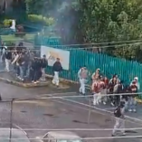 Policías capitalinos mantienen el resguardo perimetral en el Colegio de Bachilleres 6 tras la agresión con explosivos que causó lesiones a un profesor.