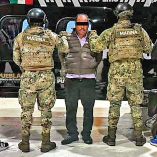 Juan Lira Maldonado, detenido y custodiado por autoridades mexicanas.
