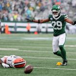 Minkah Fitzpatrick reacciona después del salvaje golpe que le dio en la cabeza a KC Concepción.