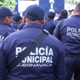 Al menos 385 policías municipales del turno matutino suspendieron labores y concentraron patrullas y motos en su cuartel.