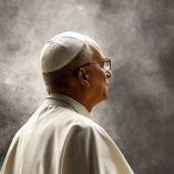 El papa descansa en su habitación del hospital tras despertar con normalidad de la cirugía.