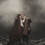 Aspectos del montaje de la ópera Macbeth que se presentará en The Metropolitan Opera y que se proyectará en la pantalla gigante del Auditorio Nacional el sábado 17 de octubre de 2026.