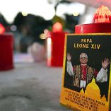 Veladoras con la imagen de León XIV dejadas por los fieles a las afueras del Hospital Gemelli.