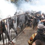Policías antidisturbios repliegan a manifestantes con vallas metálicas y gas durante la protesta por agua en Jalisco.