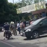 De acuerdo con testigos, dos sujetos llegaron hasta la dulcería y atacaron a la mujer a quemarropa, para después huir del lugar.