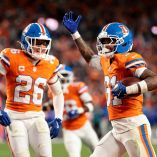 Kris Abrams-Draine celebra una intercepción durante el cuarto final a Sam Darnold.