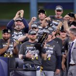 Jake Bauers recibe el premio de Jugador Más Valioso de la Serie de Campeonato de la Liga Nacional.