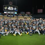 Los Milwaukee Brewers celebran en el césped del Dodger Stadium la conquista del segundo pase en la historia de la franquicia a una Serie Mundial.
