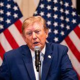 Donald Trump firmó una orden ejecutiva que suspende sanciones y aranceles al sector energético de Rusia tras pactar con Putin el suministro de diésel.