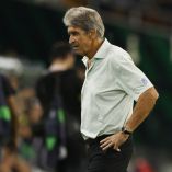 Manuel Pellegrini fue amonestado por el silbante al finalizar la primera mitad