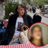 Gala Montes posa con abrigo negro y bolso blanco en una calle, junto a un retrato circular desenfocado de una mujer.