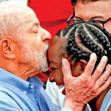 Lula da Silva dando un beso en la frente a Ana Elisa Santos.