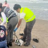 El maestro ingresó al mar a pesar de que la playa se encontraba cerrada debido a las condiciones adversas del mar.