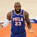 LeBron James fue captado en el momento del himno de Estados Unidos haciendo movimientos de calentamiento en lugar.