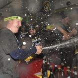 El mánager Pat Murphy celebra en el clubhouse de Milwaukee la conquista de la Serie Mundial ante los Tampa Bay Rays.