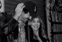 La conductora luce muy enamorada de su novio