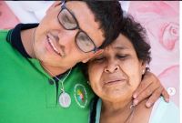 Uriel, de 30 años, tiene autismo severo. Su mamá, Toñita, lleva décadas dedicada a su cuidado, hasta que colapsó.