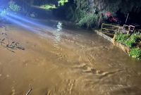 El incremento del caudal provocó que el agua ingresara a decenas de viviendas y cubriera diversas vialidades.