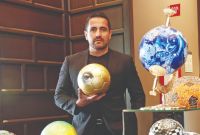 Gildo Medina participa en las colectivas "A Lot of Balls" y "Juego de miradas", con dos obras que recrean los ojos de un niño y un águila.