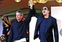 Liam Gallagher and Noel Gallagher posan en la alfombra roja de la premier del documental Oasis: Don't Look Back In Anger