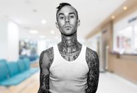 Travis Barker preocupa a sus fans tras revelar la cirugía a la que tuvo que someterse