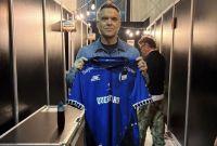 Los Gallos de Querétaro le obsequiaron un jersey del equipo emplumado a Robbie Williams