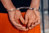 Detenido de con esposas.