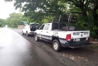 Una patrulla de la Policía de Veracruz estacionada atrás de un vehículo al lado de la carretera