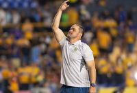 André Jardine haciendo señas a la afición. (Mexsport)