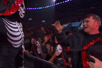 "Canelo" Álvarez hizo vibrar la Arena Guadalajara al quitarse la máscara entre el público.