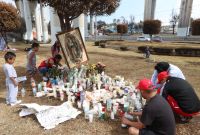 Vecinas y vecinos continúan llevando veladoras al memorial que sigue creciendo en el Puente de la Concordia tras la explosión de la pipa de gas.
