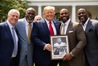 Donald Trump oficializó el indulto presidencial a cinco exjugadores de la NFL, entre ellos Nate Newton, en una decisión que la Casa Blanca presentó como un mensaje de redención y segundas oportunidades.