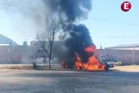Auto incendiado en Michoacán