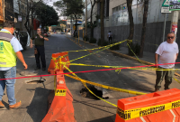 El tráiler fue retirado del socavón con ayuda de una grúa de la Secretaría de Seguridad Ciudadana