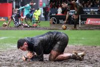 La cancha del Blundell Park sufrió por las intensas lluvias en Inglaterra.