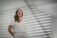 Ale Campos, CEO y fundadora de The Possible Place, posa sonriente en un entorno corporativo. La imagen acompaña un perfil sobre su enfoque de innovación con propósito, transformación organizacional y liderazgo centrado en las personas.