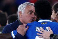 El entrenador José Mourinho fue uno de los que hizo un esfuerzo por convencer a Vinícius Júnior de volver al campo luego de haber denunciado los insultos racistas.