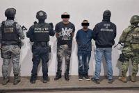 Elementos de la Guardia Nacional, Ejército Mexicano y agentes de investigación custodian a dos hombres detenidos durante un operativo en Villagrán, Guanajuato, relacionados con el ataque en la comunidad Loma de Flores.